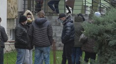 V Šali čakali hodiny na výsledky antigénových testov. Niektorí chceli za státie iným zaplatiť