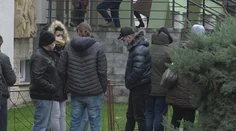 V Šali čakali hodiny na výsledky antigénových testov. Niektorí chceli za státie iným zaplatiť