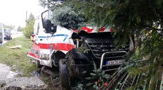 Dážď spôsobil hrozivo vyzerajúcu nehodu sanitky pri Komárne