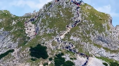 VIDEO: Na oddych v pokoji zabudnite. Kilometrový zástup turistov z Tatier obletel internet