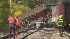 „Zrazu veľký náraz, ľudia lietali po vagóne hore-dole,“ opisujú moment zrážky dvoch vlakov pasažieri