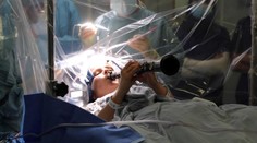 VIDEO: Žena prekvapila celý personál. Počas svojej operácie hrala na klarinete priamo v sále