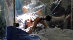 VIDEO: Žena prekvapila celý personál. Počas svojej operácie hrala na klarinete priamo v sále