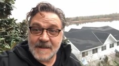 Ako deň a noc. Russell Crowe ukázal, ako sa jeho požiarom zničený pozemok zmenil po daždi