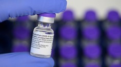 Vlastný gól Bruselu: Schválenie 6 dávok z jednej ampulky od Pfizeru očkovanie nakoniec ešte predĺži