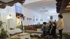 Katolíci si cez deň spomínajú na mŕtveho Krista, večer slávia veľkonočnú vigíliu