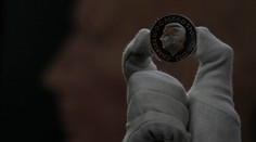 Mince s Alžbetou II. sa „míňajú“, Briti vo veľkom razia tie s podobizňou nového kráľa