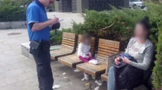 Opitá matka sedela pomočená medzi odpadkami, mala so sebou aj dieťa