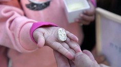 FOTO: Malé dievčatko našlo zvláštne vyzerajúci kameň. Ide o výnimočný artefakt