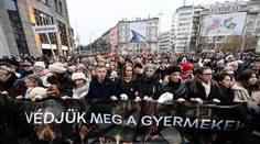 Veľký problém pre Orbána: V Budapešti protestujú tisíce proti zneužívaniu detí