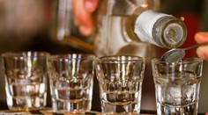 Pri šibačke sa poldecu nevyhnete. Tu je zopár rád, ako zvíťaziť nad alkoholom