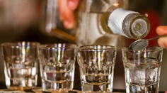 Pri šibačke sa poldecu nevyhnete. Tu je zopár rád, ako zvíťaziť nad alkoholom