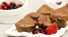 SLADKOSŤ NA DNES: Čokoládový muffin, omáčka z lesného ovocia s luskom