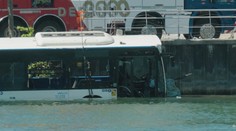 FOTO+VIDEO: Dramatická nehoda pri Paríži. Autobus po náraze skončil v rieke