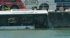 FOTO+VIDEO: Dramatická nehoda pri Paríži. Autobus po náraze skončil v rieke