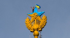 To je provokácia! Na mrakodrap v Moskve vztýčili ukrajinskú vlajku