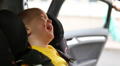 Češka zamkla syna (3) v aute a išla nakupovať. Hodinu plakal a búchal do okien