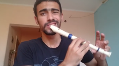 Mladík dokonale ovláda svoje ústa. Pozrite, čo dokáže