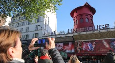 OBRAZOM: Paríž prišiel o svoj symbol nočného života. Zo strechy kabaretu Moulin Rouge odpadli krídla mlyna