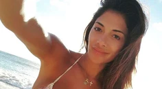 Krásna speváčka provokovala na pláži. Bez mejkapu a v sexy bikinách