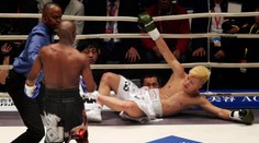 Mayweather zarobil milióny za necelé tri minúty: Súper sa rozplakal, jeho roh hodil uterák