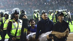 VIDEO: V Indonézii pri nepokojoch zahynulo 174 fanúšikov