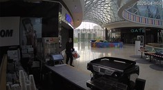 Zlodej si z prázdnej kaviarne v bratislavskom centre odniesol v igelitke tovar za stovky eur