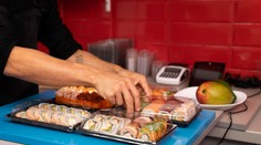 Potravinový škandál: Po hotovom jedle z obchodu vracali krv, úrady hlásia vyše 100 prípadov. Vedúcu výroby zatkli