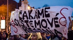 Stovky ľudí protestovali v Bratislave: Chcú lepšie spravovanú krajinu