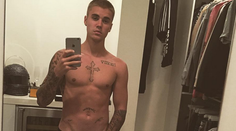 Čo týmto chcel povedať? Bieber sa odfotil, ako si mačká prirodzenie