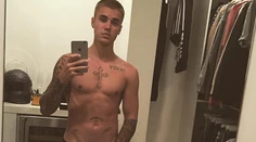 Čo týmto chcel povedať? Bieber sa odfotil, ako si mačká prirodzenie