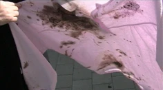 Bezvládna starenka spadla sanitárovi z nosidiel. Domov ju priviezli krvavú