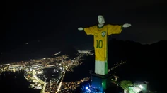 Brazília si pripomenula „kráľa futbalu“. Pelému poslal odkaz aj pápež