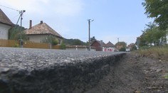 Je taká úzka, že autá si navzájom odrážajú spätné zrkadlá. Cestu na juhu Slovenska konečne opravujú