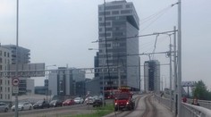 Električky v Petržalke stále nejazdia. Vodič nákladiaku strhol trakčné vedenie