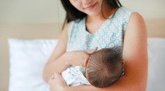 Matka dojčila synčeka a zaspala. Po prebudení sa jej naskytol desivý pohľad