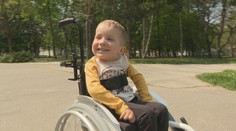 Na dvojmiliónový liek sa zbieralo celé Slovensko. Alex so SMA prekvapuje, ako vďaka nemu napreduje