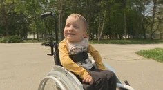 Na dvojmiliónový liek sa zbieralo celé Slovensko. Alex so SMA prekvapuje, ako vďaka nemu napreduje