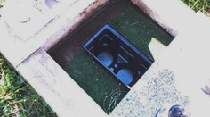 Muž ukradol z hrobu urnu svojej exmanželky. Rozviedli sa už pred 26 rokmi