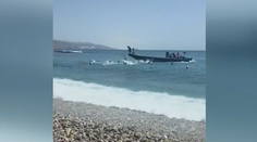 VIDEO: Migranti sa vylodili priamo na španielskej pláži. Jej návštevníci viacerých pochytali