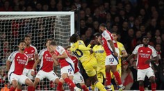 Arsenal v londýnskom derby dvakrát stratil vedenie. Liverpool delí od titulu posledný bod