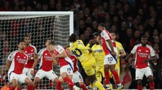 Arsenal v londýnskom derby dvakrát stratil vedenie. Liverpool delí od titulu posledný bod