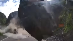 VIDEO: Rutinná jazda sa zmenila na boj o život. Kolónu áut v Peru zasypala skalná lavína