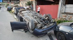 FOTO: Opitý a bez vodičáku. Muž prevrátil svoje auto na strechu a ďalšie tri zdemoloval