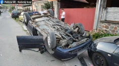 FOTO: Opitý a bez vodičáku. Muž prevrátil svoje auto na strechu a ďalšie tri zdemoloval