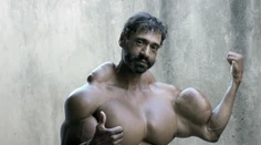 Do svalov si pichá olej, pretože chce vyzerať ako Hulk