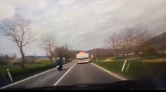 VIDEO: Riskantný manéver na východe Slovenska. Motorkár predbiehal cez plnú čiaru