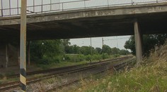 Most v Seredi sa môže rozpadnúť kedykoľvek. Ľudia aj tak riskujú životy, inú možnosť nevidia