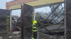 Mimoriadne nešťastie deň pred Vianocami. Na troch mužov sa na východe Slovenska zrútila strecha (FOTO)