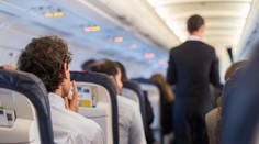 Pasažierka sa pred odletom začala vyzliekať. Keď ju chcel policajt zahaliť, uhryzla ho